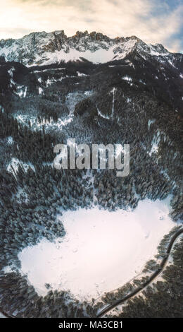 Portrait du Lac Karersee, la province de Bolzano, Trentin-Haut-Adige, Italie. Le lac gelé de Carezza Banque D'Images