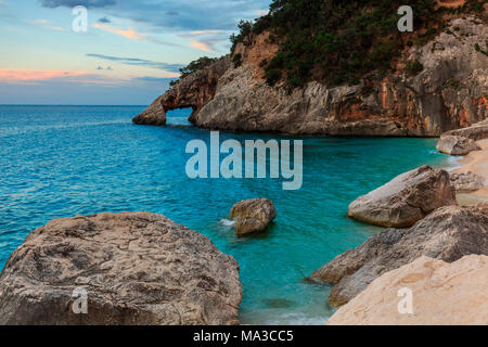 L'Italie, Sardaigne, île, lever du soleil à Goloritze plage, monument naturel italien, province de Nuoro Banque D'Images