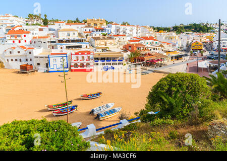 La plage de Carvoeiro, PORTUGAL - 12 MAI 2015 : les bateaux de pêche sur la plage, dans le village de Carvoeiro avec ses maisons colorées. Région de l'Algarve est populaire maison de GAM Banque D'Images