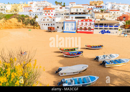 La plage de Carvoeiro, PORTUGAL - 12 MAI 2015 : les bateaux de pêche sur la plage, dans le village de Carvoeiro avec ses maisons colorées. Région de l'Algarve est populaire maison de GAM Banque D'Images