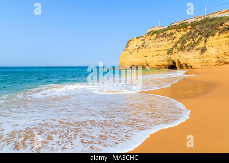 Les vagues de la mer de sable sur la plage de Carvoeiro, Algarve, Portugal Banque D'Images