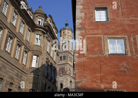 Saint Michel avec maisons de la vieille ville, Schwäbisch Hall, Baden-Wurttemberg, Allemagne, Banque D'Images