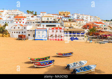 La plage de Carvoeiro, PORTUGAL - 12 MAI 2015 : les bateaux de pêche sur la plage, dans le village de Carvoeiro avec ses maisons colorées. Région de l'Algarve est populaire maison de GAM Banque D'Images