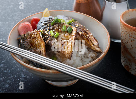 Saba maquereau fish grill avec la sauce teriyaki sur le riz dans le style japonais. Banque D'Images