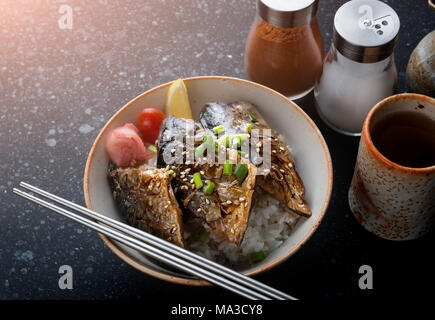 Saba maquereau fish grill avec la sauce teriyaki sur le riz dans le style japonais. Banque D'Images