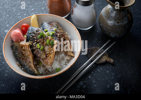 Saba maquereau fish grill avec la sauce teriyaki sur le riz dans le style japonais. Banque D'Images