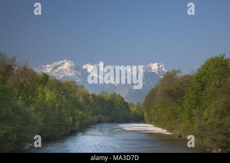 La Loisach en face de montagnes de Wetterstein, Oberau, Upper Bavaria, Bavaria, Allemagne du Sud, Allemagne, Banque D'Images