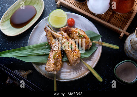 Ailes de poulet grillées avec sauce teriyaki servir dans le style japonais grill brochette de nourriture. Banque D'Images