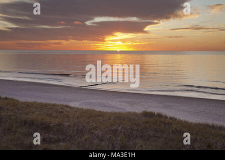 Coucher du soleil sur la mer, l'île de Sylt Wenningstedt,, la mer du Nord, Schleswig - Holstein, Allemagne, Banque D'Images