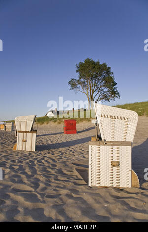 Plage, chaises de plage, maison en bord de mer à St Pol, péninsule Fischland-Darss-Zingst, côte de la mer Baltique, Mecklembourg-Poméranie-Occidentale, Allemagne, Banque D'Images