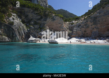 Rock gate et plage dans la Cala Goloritze, Golfo di Orosei, à l'Est de la Sardaigne, Sardaigne, Italie, Europe, Banque D'Images