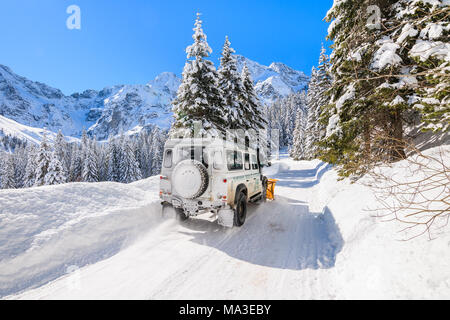 Montagnes Tatras, POLOGNE - MAR 22, 2018 : l'équipe de secours en montagne voiture hors-route de la neige à la route du lac Morskie Oko en saison d'hiver. Ce lieu est le plus v Banque D'Images