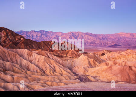 Vue panoramique de Zabriskie point, montrant circonvolutions, contrastes de couleurs, et la texture de la roche érodée à l'aube, Amargosa Range, dans la vallée de la mort Deat Banque D'Images