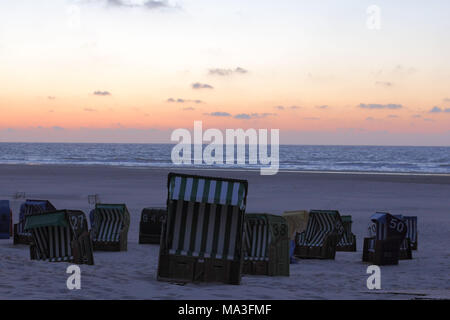 Chaises de plage au coucher du soleil Banque D'Images