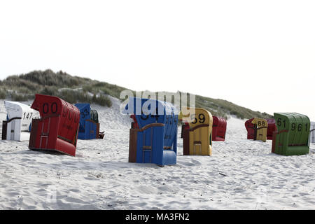 Chaises de plage de couleur en face des dunes Banque D'Images