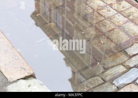 Chambre refelcted dans une flaque d'eau Banque D'Images