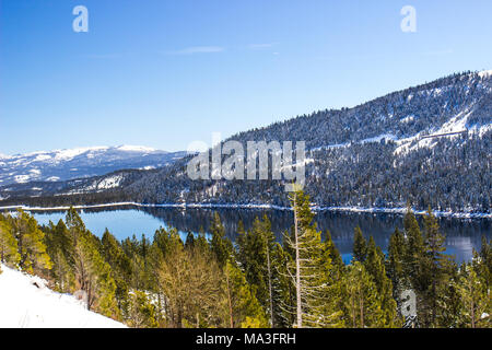 Reflet de la montagne dans le lac Truckee, Californie Banque D'Images