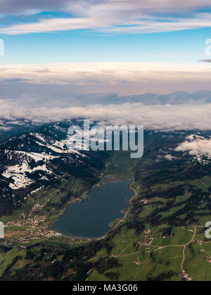 Photo aérienne du lac Alpsee près d'Immenstadt Banque D'Images