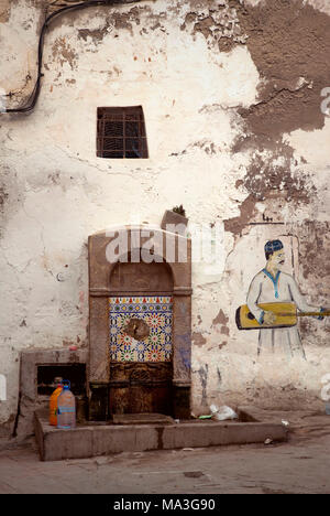 Essaouira, graffiti, fontaine, Maroc Banque D'Images