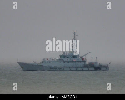 Sheerness, Kent, UK. 29 mars, 2018. Météo France : UK Border vigueur navire ancré au large d'HMC Sheerness dans Heavy Rain. L'emploi est un organisme des services frontaliers (Douanes) la faucheuse. Elle a été lancée par Damen Shipyards aux Pays-Bas en 2001 et est l'un des quatre 42 m (138 ft) cutters exploité par la UK Border Agency. Credit : James Bell/Alamy Live News Banque D'Images