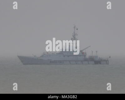 Sheerness, Kent, UK. 29 mars, 2018. Météo France : UK Border vigueur navire ancré au large d'HMC Sheerness dans Heavy Rain. L'emploi est un organisme des services frontaliers (Douanes) la faucheuse. Elle a été lancée par Damen Shipyards aux Pays-Bas en 2001 et est l'un des quatre 42 m (138 ft) cutters exploité par la UK Border Agency. Credit : James Bell/Alamy Live News Banque D'Images