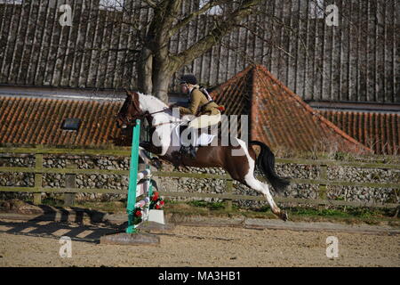 Burnham Market, Norfolk, Royaume-Uni. 29 mars, 2018. 29/03/18 Burnham Market,Norfolk,UK.jour1 de la Retraites Barefoot Burnham Market International Horse Trials.Riders en compétition dans le cross-country. Crédit : Scott Carruthers/Alamy Live News Banque D'Images