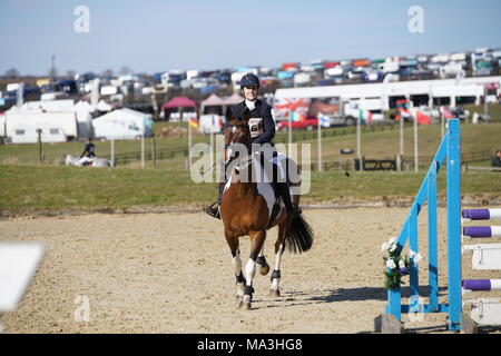 Burnham Market, Norfolk, Royaume-Uni. 29 mars, 2018. 29/03/18 Burnham Market,Norfolk,UK.jour1 de la Retraites Barefoot Burnham Market International Horse Trials.Riders en compétition dans le cross-country. Crédit : Scott Carruthers/Alamy Live News Banque D'Images