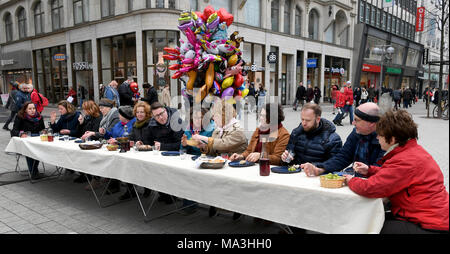 Hanovre, Allemagne. 29 mars 2018, 13 hommes et femmes l'étape 'La Cène' de peintre et penseur italien Leonardo da Vinci à l'occasion du Jeudi saint dans la zone piétonne du centre-ville. L'art de la rue projet depuis le portail en ligne evangelisch.de a pour but de sensibiliser le public sur la fête religieuse. Photo : Holger Hollemann/dpa Banque D'Images