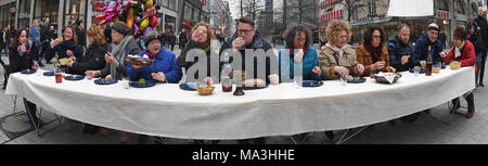 Hanovre, Allemagne. 29 mars 2018, 13 hommes et femmes l'étape 'La Cène' de peintre et penseur italien Leonardo da Vinci à l'occasion du Jeudi saint dans la zone piétonne du centre-ville. L'art de la rue projet depuis le portail en ligne evangelisch.de a pour but de sensibiliser le public sur la fête religieuse. Photo : Holger Hollemann/dpa Banque D'Images