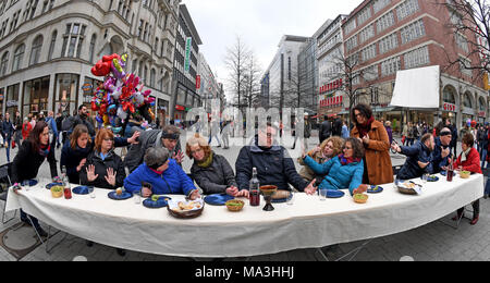 Hanovre, Allemagne. 29 mars 2018, 13 hommes et femmes l'étape 'La Cène' de peintre et penseur italien Leonardo da Vinci à l'occasion du Jeudi saint dans la zone piétonne du centre-ville. L'art de la rue projet depuis le portail en ligne evangelisch.de a pour but de sensibiliser le public sur la fête religieuse. Photo : Holger Hollemann/dpa Banque D'Images