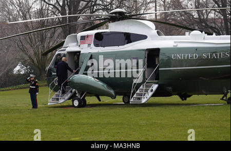 Washington, USA. 29 mars, 2018. Le président Donald Trump boards Marine One sur Mars 29,2018 Photo par Dennis Brack Crédit : Dennis Brack/Alamy Live News Banque D'Images