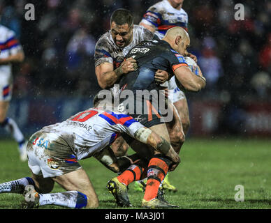 Wakefield, Royaume-Uni. 29 MARS 2018 , Beaumont stade juridique, Wakefield, Angleterre ; Betfred Super League rugby, Wakefield Trinity v Castleford Tigers ; Jake Webster de Castleford Tigers est abordé par Tinirau Arona de Wakefield Trinity et Anthony Angleterre de Wakefield Trinity Credit : Nouvelles Images/Alamy Live News Banque D'Images