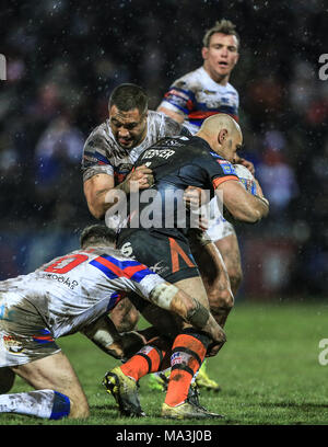 Wakefield, Royaume-Uni. 29 MARS 2018 , Beaumont stade juridique, Wakefield, Angleterre ; Betfred Super League rugby, Wakefield Trinity v Castleford Tigers ; Jake Webster de Castleford Tigers est abordé par Tinirau Arona de Wakefield Trinity et Anthony Angleterre de Wakefield Trinity Credit : Nouvelles Images/Alamy Live News Banque D'Images