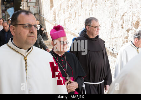 Jérusalem, Israël. 29 mars, 2018. Le Vicaire patriarcal de Jérusalem et de la Palestine (C), Giacinto-Boulos Marcuzzo a, en arrivant à l'église du Saint-Sépulcre de Jérusalem avec les moines Franciscains et les prêtres. © Valentin Sama-Rojo/Alamy Live News. Banque D'Images