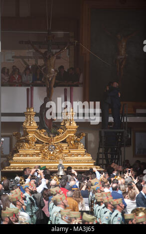 Malaga, Espagne. Mar 29, 2018. La figure de ''Cristo de la Buena Muerte'' (le Christ de la bonne mort) ou savent aussi que le Christ est vu dans la région MENA de son trône après avoir terminer la procession à Malaga dans le cadre de la Semaine Sainte. La Semaine Sainte en Andalousie est un sur le plus important et célèbre la fête religieuse de l'Espagne. Chaque année, des milliers de fidèles chrétiens célèbrent la Semaine Sainte de Pâques avec la crucifixion et la résurrection de Jésus Christ. Credit : Jésus Merida/SOPA Images/ZUMA/Alamy Fil Live News Banque D'Images