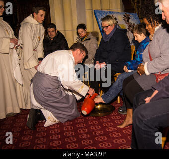 Neuoetting,Allemagne,29 mars 2018. Cérémonie de lavage des pieds, le Jeudi saint, une partie de la célébration de Pâques, dans l'église de Saint-Nicolas. En tant que crédit :/Alamy Live News Banque D'Images