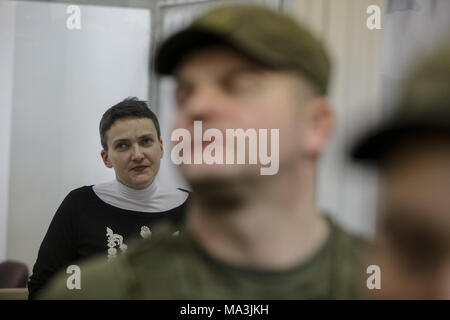 Kiev, Ukraine. Mar 29, 2018. Arrêté en accusation de terrorisme MP Nadia Savchenko est vu dans la cage de la Cour lors de l'audience à Kiev, Ukraine, le 29 mars 2018. La Cour d'appel de Kiev entend la cause sur Nadia Savchenko arrestation. Credit : Sergii Kharchenko/ZUMA/Alamy Fil Live News Banque D'Images