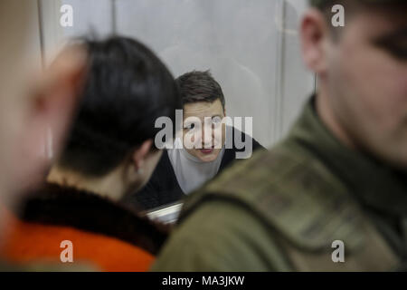 Kiev, Ukraine. Mar 29, 2018. Arrêté en accusation de terrorisme MP Nadia Savchenko est vu parler à son avocat de la cage de la Cour lors de l'audience à Kiev, Ukraine, le 29 mars 2018. La Cour d'appel de Kiev entend la cause sur Nadia Savchenko arrestation. Credit : Sergii Kharchenko/ZUMA/Alamy Fil Live News Banque D'Images