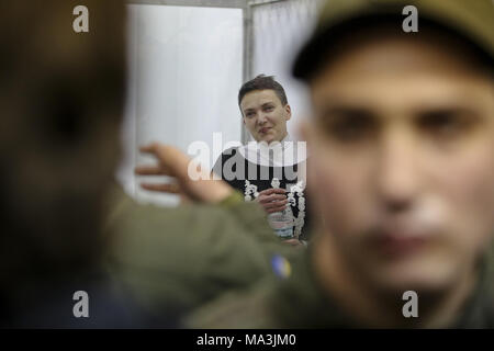 Kiev, Ukraine. Mar 29, 2018. Arrêté en accusation de terrorisme MP Nadia Savchenko est vu dans la cage de la Cour lors de l'audience à Kiev, Ukraine, le 29 mars 2018. La Cour d'appel de Kiev entend la cause sur Nadia Savchenko arrestation. Credit : Sergii Kharchenko/ZUMA/Alamy Fil Live News Banque D'Images