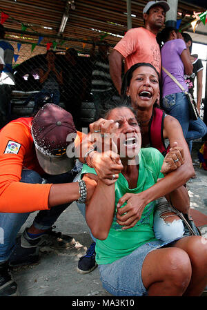 Valencia, Carabobo, Venezuela. Mar 28, 2018. Les proches des prisonniers détenus dans les cellules de la police de Carabobo, attendent des nouvelles de leurs familles, après un incendie qui a laissé des dizaines de morts dans la région de Valence, l'État de Carabobo. 68 personnes sont mortes dans un incendie qui a englouti une prison dans la ville de Valence. Une émeute à la prison surpeuplée conduit à l'enfer. Photo : Juan Carlos Hernandez/ZUMA/Alamy Fil Live News Banque D'Images