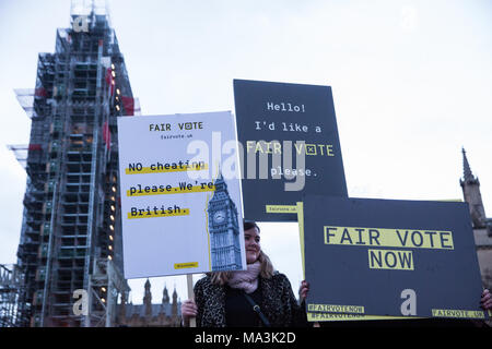 Londres, Royaume-Uni. 29 mars, 2018. Les partisans de la représentation équitable au projet, mis en place pour soutenir les dénonciateurs Christopher Wylie et Shahmir Sanni et pour s'assurer que les preuves de pratiques déloyales le vote par l'autre partie dans l'organisation d'un référendum concernant le Royaume-Uni est membre de l'Union européenne est exposé, organiser un rassemblement à la place du Parlement. Credit : Mark Kerrison/Alamy Live News Banque D'Images