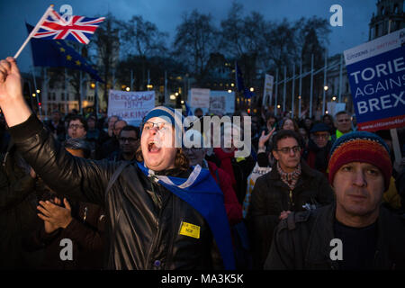 Londres, Royaume-Uni. 29 mars, 2018. Les partisans de la représentation équitable au projet, mis en place pour soutenir les dénonciateurs Christopher Wylie et Shahmir Sanni et pour s'assurer que les preuves de pratiques déloyales le vote par l'autre partie dans l'organisation d'un référendum concernant le Royaume-Uni est membre de l'Union européenne est exposé, organiser un rassemblement à la place du Parlement. Credit : Mark Kerrison/Alamy Live News Banque D'Images