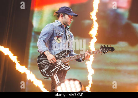 Arena de Manchester, Royaume-Uni. 29 mars, 2018. 29 mars 2018 - Pete Wentz du groupe de rock Fall Out Boy, effectuant à la Manchester Arena sur leurs 2018 'Mania' UK Tour Crédit : Myles Wright/ZUMA/Alamy Fil Live News Banque D'Images