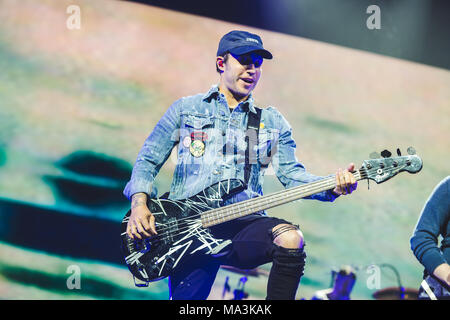 Arena de Manchester, Royaume-Uni. 29 mars, 2018. 29 mars 2018 - Pete Wentz du groupe de rock Fall Out Boy, effectuant à la Manchester Arena sur leurs 2018 'Mania' UK Tour Crédit : Myles Wright/ZUMA/Alamy Fil Live News Banque D'Images