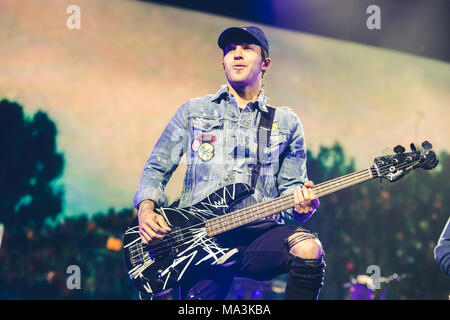 Arena de Manchester, Royaume-Uni. 29 mars, 2018. 29 mars 2018 - Pete Wentz du groupe de rock Fall Out Boy, effectuant à la Manchester Arena sur leurs 2018 'Mania' UK Tour Crédit : Myles Wright/ZUMA/Alamy Fil Live News Banque D'Images