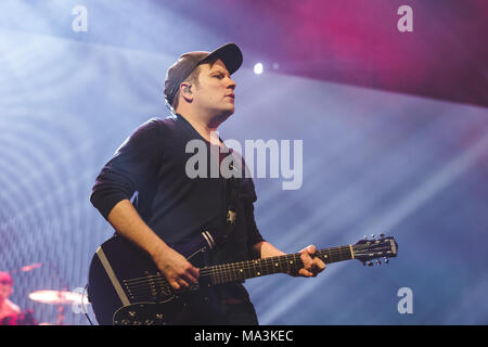 Arena de Manchester, Royaume-Uni. 29 mars, 2018. 29 mars 2018 - Patrick Stump du groupe de rock Fall Out Boy, effectuant à la Manchester Arena sur leurs 2018 'Mania' UK Tour Crédit : Myles Wright/ZUMA/Alamy Fil Live News Banque D'Images