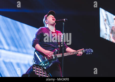 Arena de Manchester, Royaume-Uni. 29 mars, 2018. 29 mars 2018 - Patrick Stump du groupe de rock Fall Out Boy, effectuant à la Manchester Arena sur leurs 2018 'Mania' UK Tour Crédit : Myles Wright/ZUMA/Alamy Fil Live News Banque D'Images