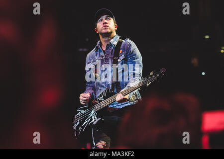 Arena de Manchester, Royaume-Uni. 29 mars, 2018. 29 mars 2018 - Pete Wentz du groupe de rock Fall Out Boy, effectuant à la Manchester Arena sur leurs 2018 'Mania' UK Tour Crédit : Myles Wright/ZUMA/Alamy Fil Live News Banque D'Images