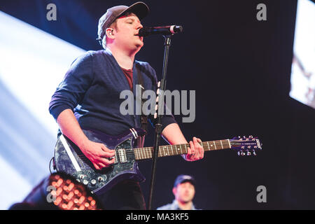 Arena de Manchester, Royaume-Uni. 29 mars, 2018. 29 mars 2018 - Patrick Stump du groupe de rock Fall Out Boy, effectuant à la Manchester Arena sur leurs 2018 'Mania' UK Tour Crédit : Myles Wright/ZUMA/Alamy Fil Live News Banque D'Images