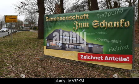 26 mars 2018, l'Allemagne, Wunstorf/Langenberg : une affiche annonce l'achat d'actions de la maison communautaire 'Zum Schanko''s société coopérative. Avec la fondation de la société coopérative les initiateurs l'espoir de sauver la maison communitiy. Photo : Carmen Jaspersen/dpa Banque D'Images